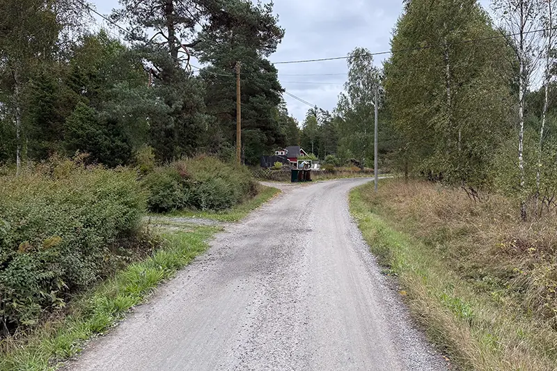 Spånlötsvägen mellan villor och fritidshus längs etapp 4